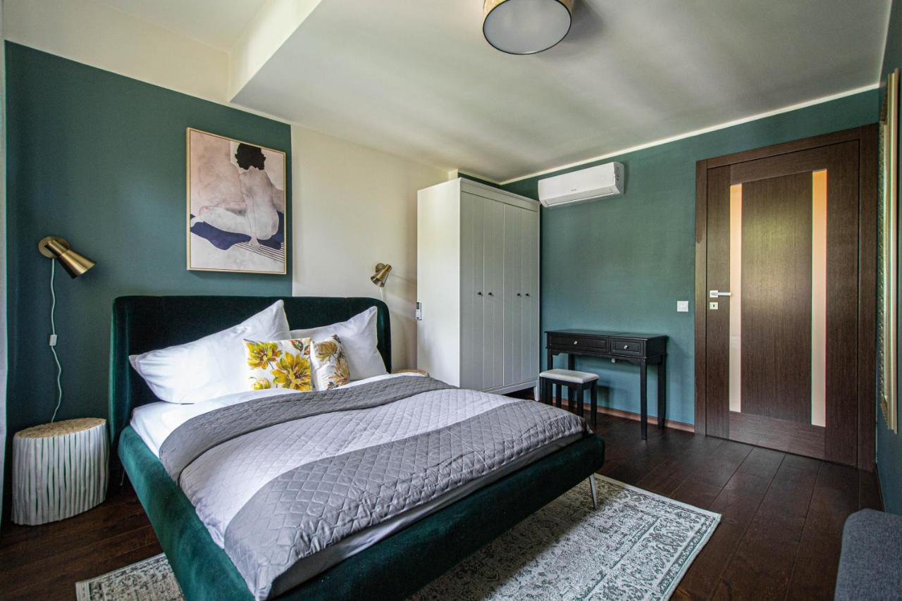 Quite Loft With Balcony And 3 Air Conditioners ปราก ภายนอก รูปภาพ