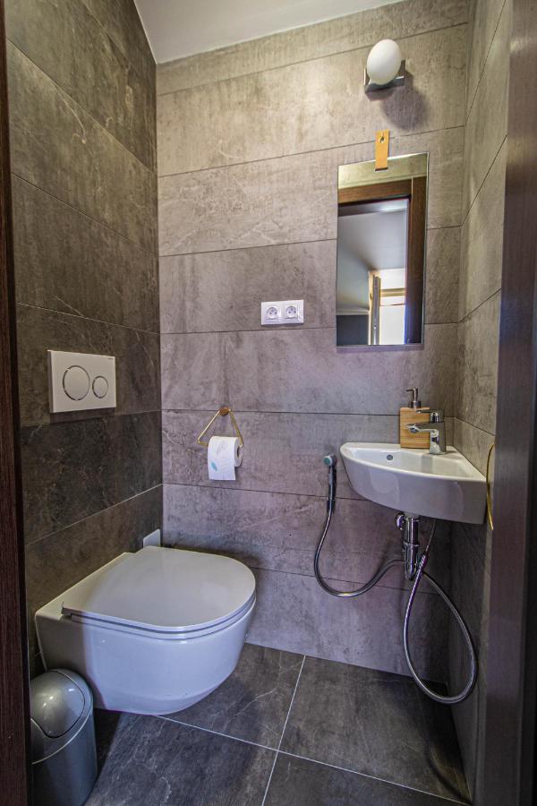Quite Loft With Balcony And 3 Air Conditioners ปราก ภายนอก รูปภาพ